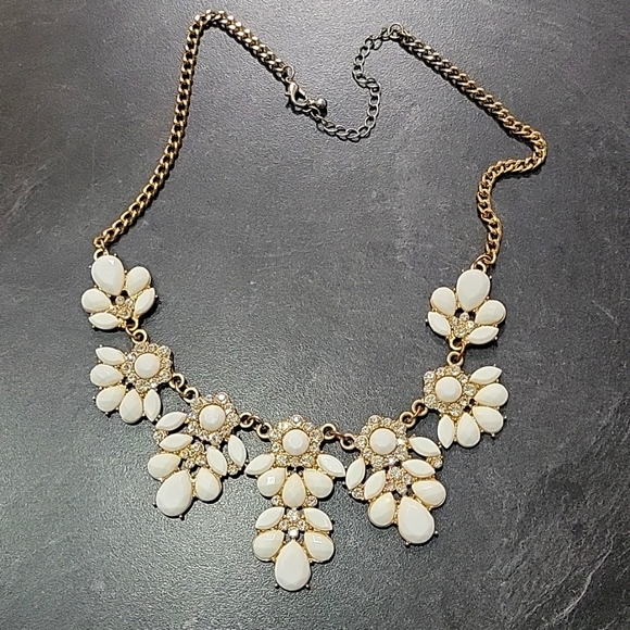 Jewelry - Cream Floral Necklace| Costume